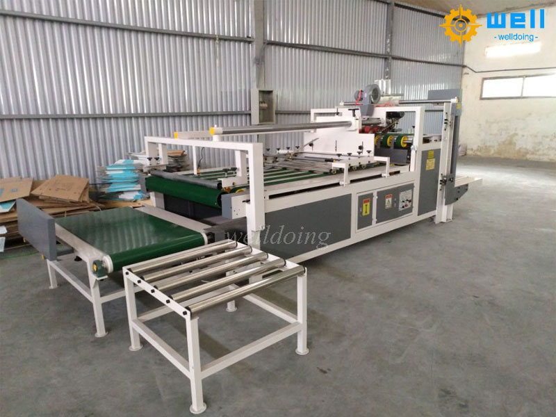 The position of the fully automatic box gluing machine in operation